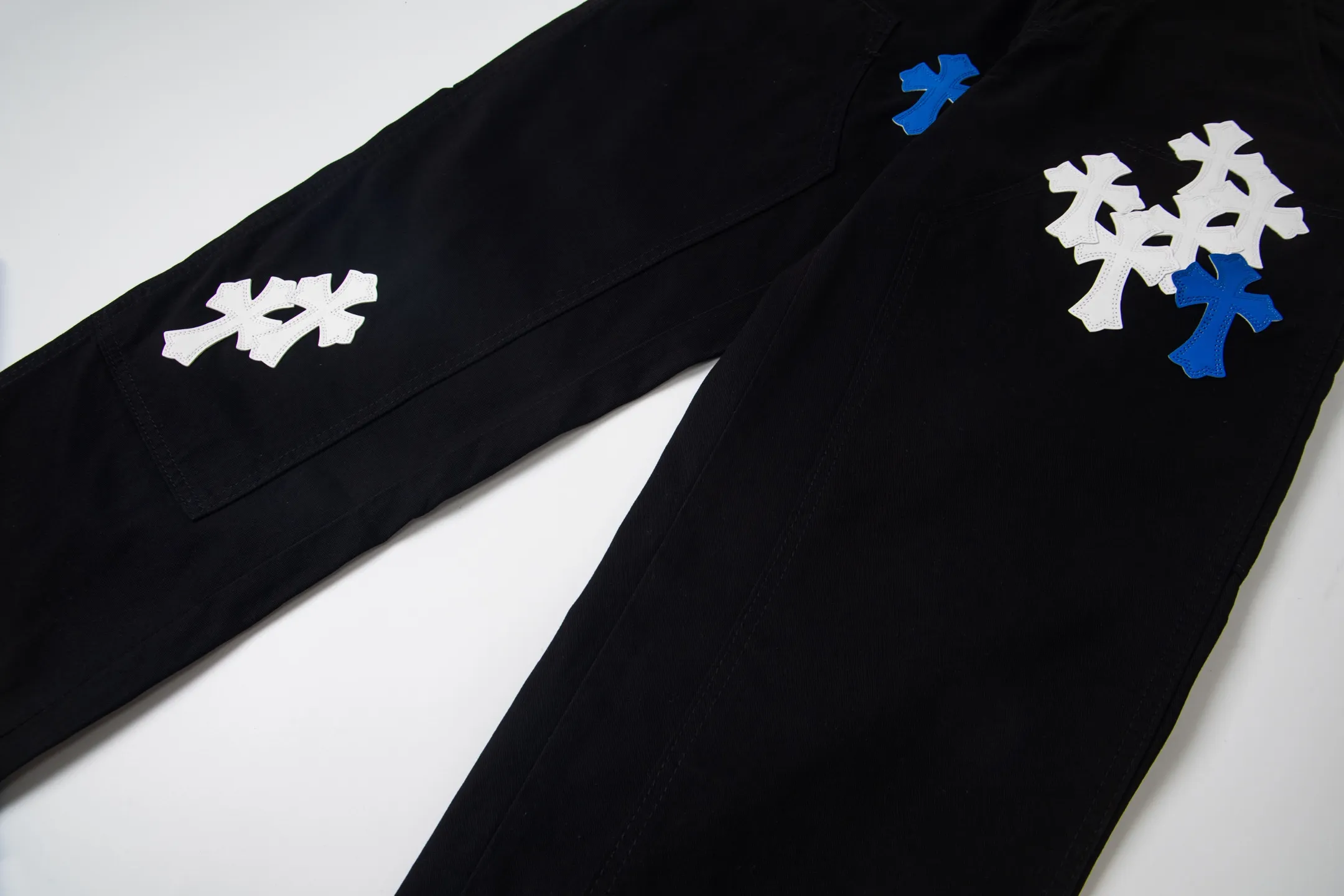 P260 Chrome Hearts Chrome Hearts black denim with white and blue multi-leather hot jeans. CH jeans need to be washed and then disassembled and hand-stitched with sheepskin cross leather and then spliced ​​to complete. The whole piece has too many craftsmanship to explain. The patchwork cross pattern is embellished, and the high-waisted washed jeans! ! Absolutely high-end luxury products, god-level single products, super popular products, made with top heavy industry, a magic weapon that cannot be missed. About Kroxin This is an extremely luxurious fashion brand, which can also be called the aristocrats of the high street. It has always been an exclusive brand for some hipsters or rich second generation. Compared with ordinary high streets, it is more luxurious and noble. Compared with luxury brands, it has a more fashionable personality and has always been a brand that I have a special liking for. Style number: 1765# Color: black Size: 28 30 32 34 36
